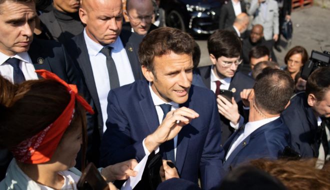 Emmanuel Macron, atacat cu roșii, la doar trei zile după ce a fost reales în funcția de președinte al Franței