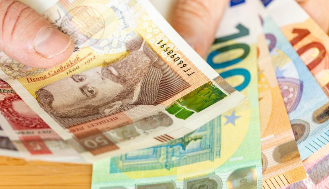 Magazinele din Bulgaria au început să afișeze preţurile atât în leva, cât și în euro