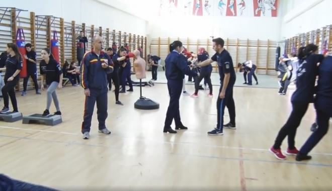 VIDEO. Mannequin Challenge a ajuns și în Poliția Română. Ipostaze inedite cu viitorii agenți - mai-1479387328.jpg