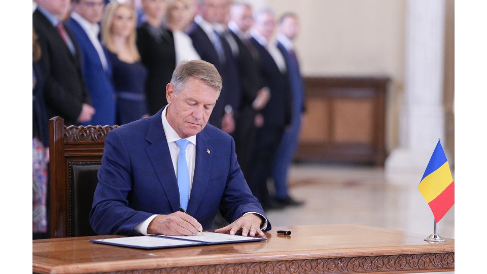 Mai mulţi magistraţi - eliberaţi din funcţie de preşedintele Iohannis