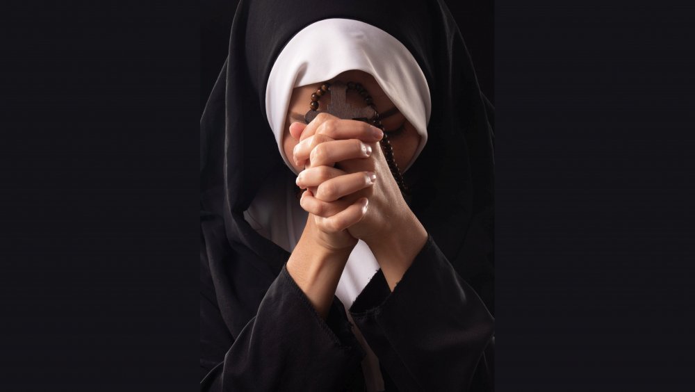 Oamenii încă se lasă păcăliţi! Măicuțe false oferă servicii ritualice pe internet. Clienţi pe bandă rulantă