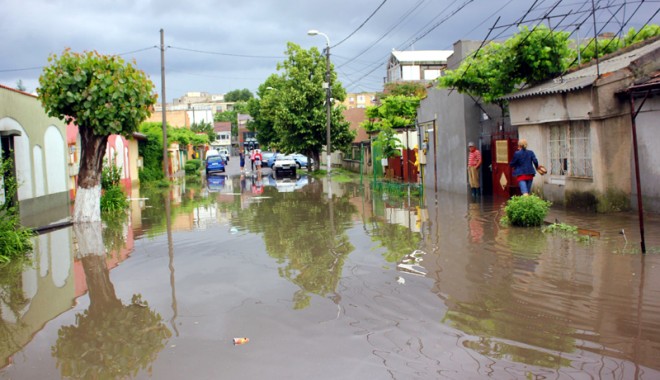 Galerie FOTO / Mai multe străzi din Constanța, inundate după ploile torențiale de sâmbătă - maimultestraziinundate-1401633385.jpg
