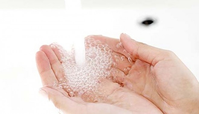 Atenție la mâinile murdare! Bacteriile predispun la enterocolite - maini-1369570531.jpg