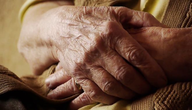O pacientă de 100 de ani care își dorea să moară a scăpat din masacrul de la Spitalul de Psihiatrie Săpoca - maini-1566123798.jpg