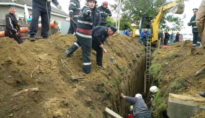 Trei muncitori care lucrau la execuția unei canalizări, prinși sub un mal de pământ - mal-1458116596.jpg