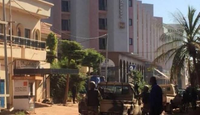 Mali / Luarea de ostatici de la hotelul Radisson s-a încheiat. 18 persoane au murit - mali-1448038131.jpg