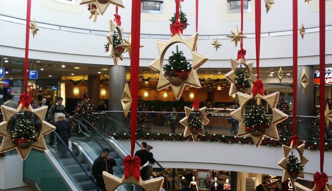 O treime din români se așteaptă la o primă de Sărbători - mall-1323423152.jpg