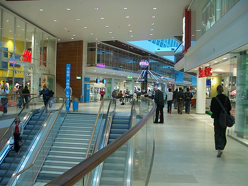 PREMIERĂ / Ziua Armatei Române sărbătorită în… mall-uri - mall-1351283592.jpg