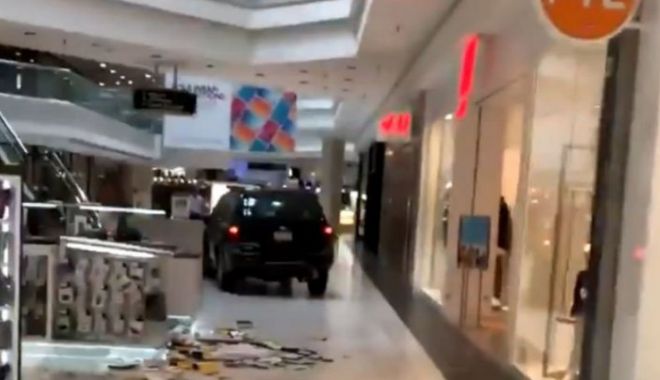 Un tânăr a intrat cu mașina într-un mall și A DISTRUS tot ce-i statea în cale! - mall13600900-1569145035.jpg