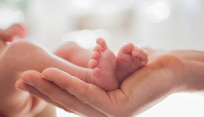 Record de mame minore în România. Opt din zece mame gravide cu vârsta sub 18 ani nu mai merg la școală - mama-1667826334.jpg