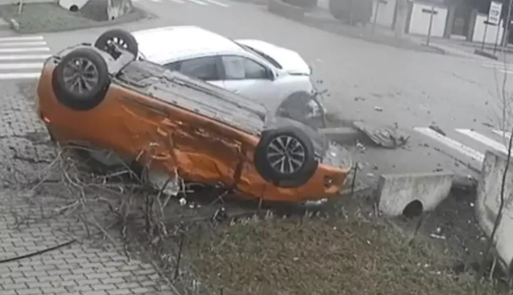 Mamă și fetița ei de 10 ani, rănite într-un accident violent. Impactul a fost surprins de camerele video - mama-1769778571.webp