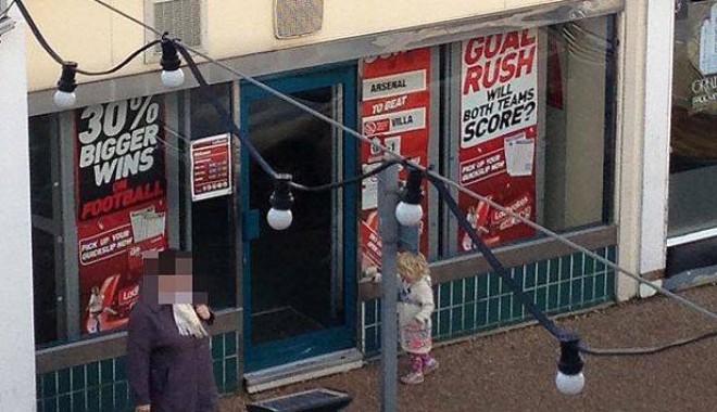 Și-a legat copilul de ușa unei case de pariuri - mama0416a7d18350-1353850146.jpg