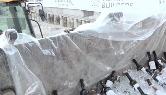 Cum arată o petrecere de fițe pe șantier, între două cluburi din Mamaia. Șampania a fost adusă cu excavatorul