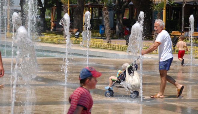 Vreme frumoasă și temperaturi ridicate, în week-end, la mare - mamaiacazino68-1339171036.jpg