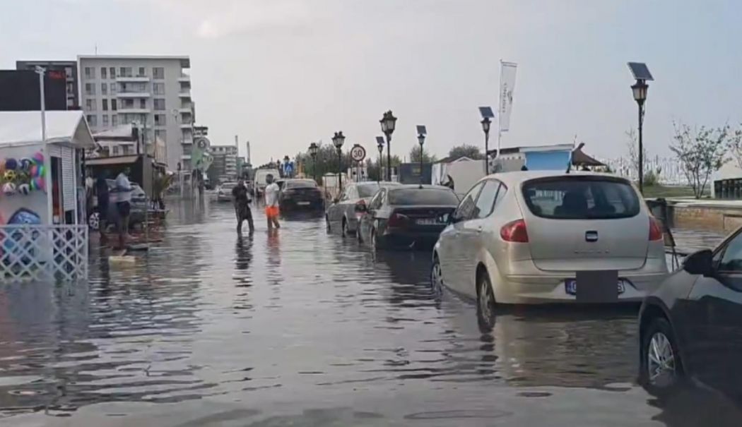 Noua "perlă" a litoralului, Mamaia Nord, inundată în urma ploii! Turişti disperaţi, pompierii constănțeni, solicitați să intervină!