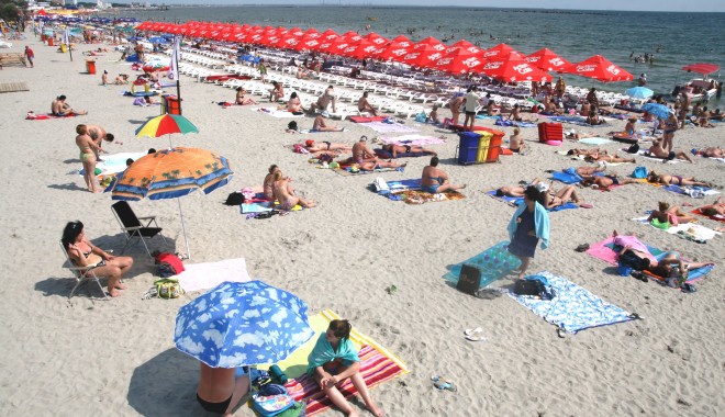 Liber la plajă! Nivel mediu de radiații ultraviolete! - mamaiaplajaturisti10-1341562463.jpg