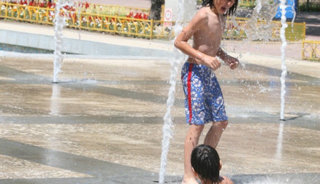 Vreme însorită și maxime de 32 de grade Celsius, astăzi, la Constanța - mamaiaplajaturisticanicula5-1375976553.jpg