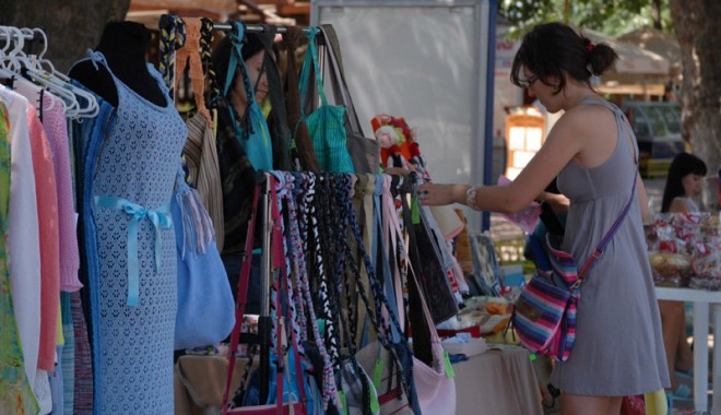 Cum te distrezi pe litoral când plouă? Shopping, bowling, cluburi! - mamaiatarghandmade62-1309105788.jpg