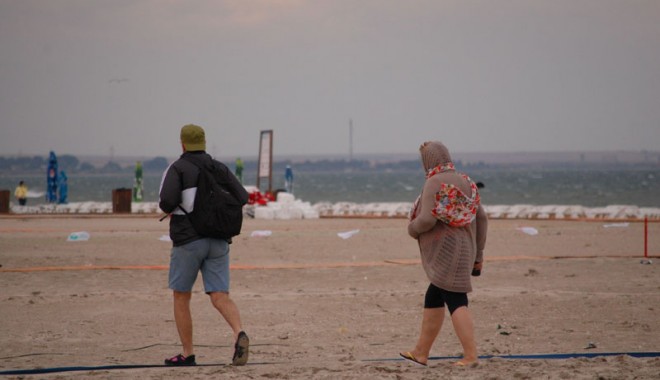 Vremea  le-a stricat week-endul turiștilor  din Mamaia - mamaiaturistiiploaie31309809753-1344795640.jpg