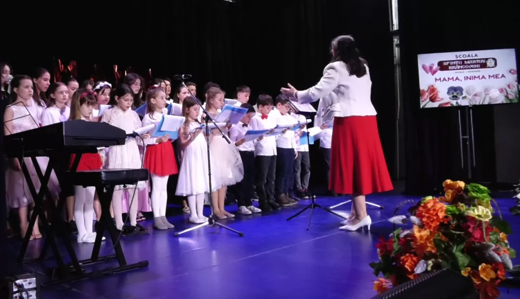 Elevii Școlii ”Sfinții Martiri Brâncoveni” au celebrat mamele creștine pe scena Clubului SNC - mamele-crestine-1774536282.webp