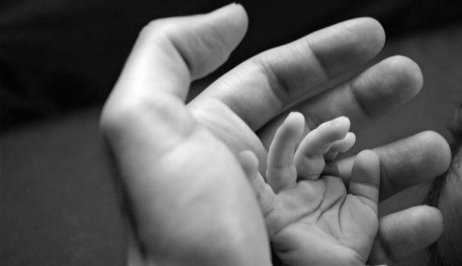 O mamă și-a ucis bebelușul după ce l-a legănat prea tare. Femeia a primit șase ani și opt luni de închisoare - mami-1670603782.jpg