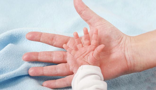 O femeie care a avut COVID-19 a născut un bebeluș cu anticorpi la boală - mana-1606666509.jpg