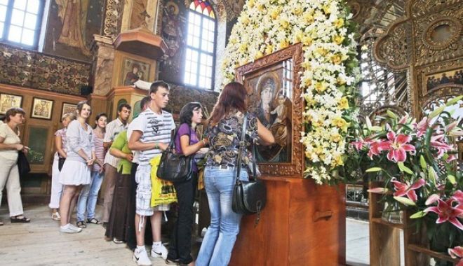 Zeci de mii de credincioși, în pelerinaj la Mănăstirea Nicula - manastire-1565799576.jpg