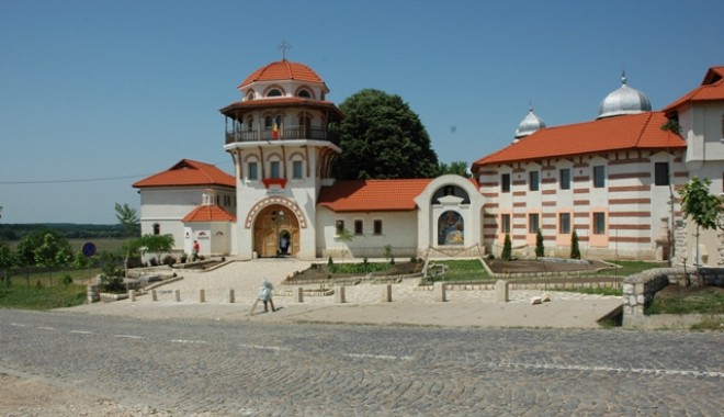 Tabără de creație la mănăstirea Dervent - manastire1318605932-1373969703.jpg