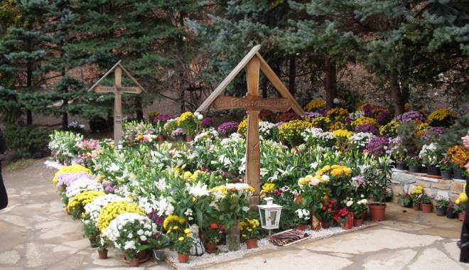 Mormântul părintelui Arsenie Boca a fost profanat! - manastireaprislopmormantulparint-1434182196.jpg