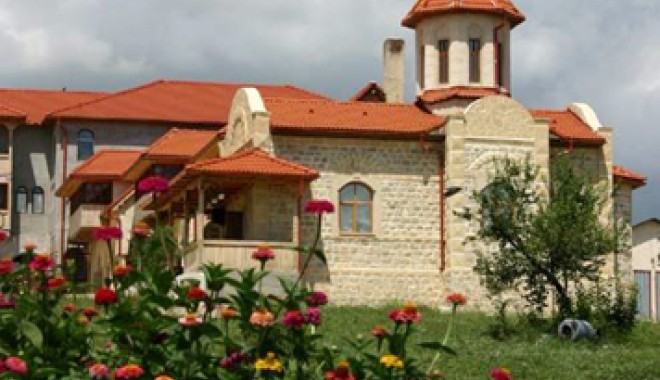 IPS Teodosie va oficia la Mânăstirea Casian - manastireasfioancasian-1362143428.jpg