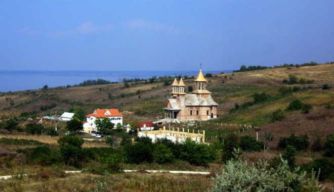 IPS Teodosie va sluji în satul Răzoare - manastireastrunga-1369330084.jpg