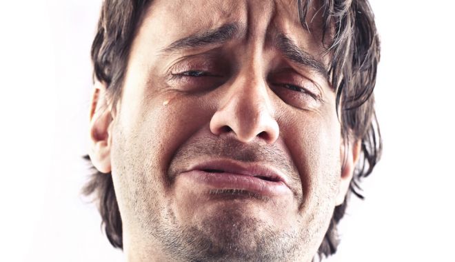 Cel mai trist bărbat din lume - mancrying01-1545903880.jpg