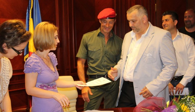 Aleșii locali constănțeni au primit certificatele doveditoare - mandateconfirmare-1339699875.jpg