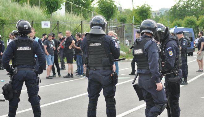 Jandarmi anchetați de Parchetul Militar după ce ar fi apărut în videoclipul unui manelist - manele-1533221906.jpg