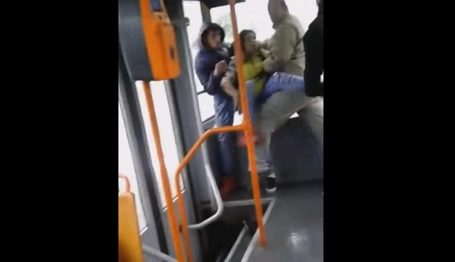 VIDEO. ROMI CARE ASCULTAU MANELE, SNOPIȚI ÎN BĂTAIE, ÎN AUTOBUZUL 41 - maneleau-1462439407.jpg