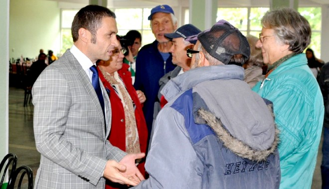 Primarul Cristian Radu, prezent la sărbătorirea Zilei Pensionarilor - mangalia-1380733008.jpg