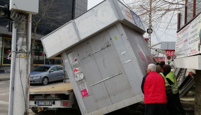 A început demolarea construcțiilor ilegale. 