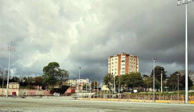 Administrația locală a montat nocturna pe noul stadion Callatis din  Mangalia - mangalia-1683795091.jpg