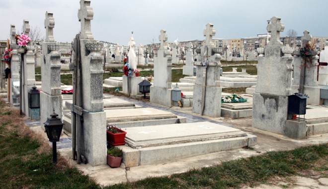 Ce mai vând constănțenii: de la haine de astrahan, la cai suri  și locuri de veci - mangaliabisericamilitaradegarniz-1320768388.jpg