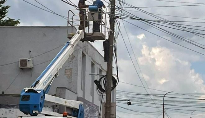 Primăria Mangalia a pus gând rău cablurilor de pe stâlpii şi clădirile din localitate - mangaliacabluri-1624466184.jpg