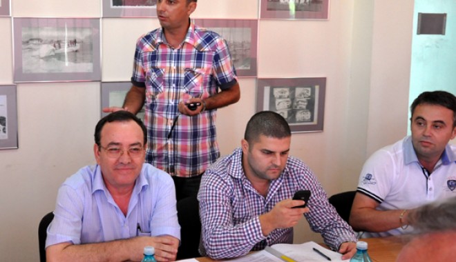 Cristian Radu dezamorsează scandalul din Consiliul Local Mangalia - mangaliaconsiliullocal2-1346086203.jpg