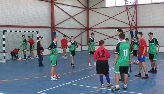 Olimpiada Națională a Sportului Școlar continuă - mangaliacopiiinsaladesport04-1426267334.jpg