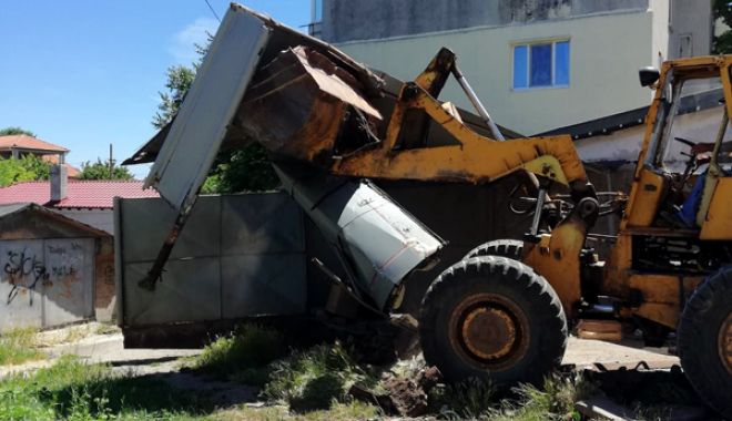 Primăria Mangalia continuă demolarea garajelor pentru amenajarea parcărilor de reședință - mangaliademolare1-1529078886.jpg