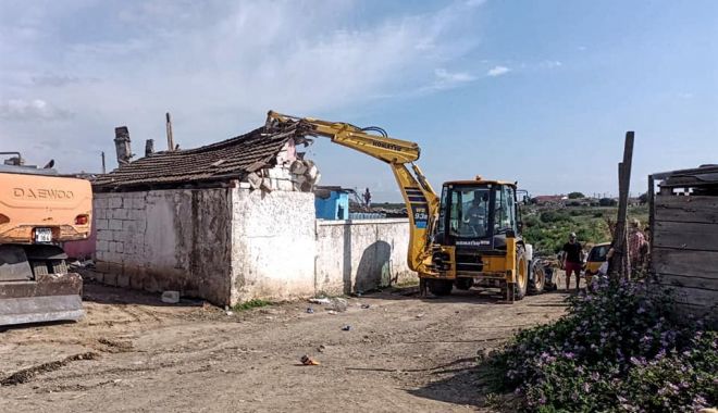 Mai multe clădiri dezafectate din Mangalia au fost demolate - mangaliademolari-1625845469.jpg