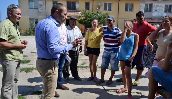 Primarul Cristian Radu a luat cartierele din Mangalia la pas - mangaliadiscutiiprimar-1441191035.jpg
