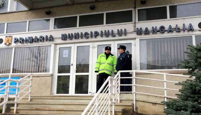 Cine conduce Mangalia? - mangaliascandalconsilieriintrare-1321548434.jpg