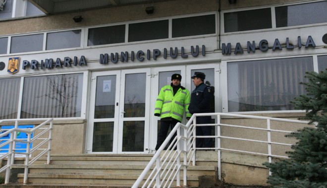 Escrocherie de 7 miliarde de lei cu bani publici - mangaliascandalconsilieriintrare-1323716516.jpg