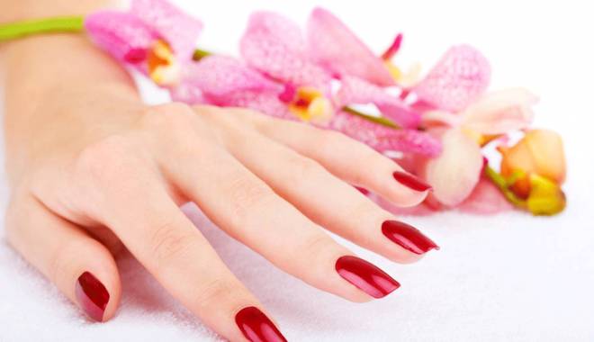 Hot trend: Nail Art, manichiura sofisticată cu sclipici - manichiura-1431508672.jpg