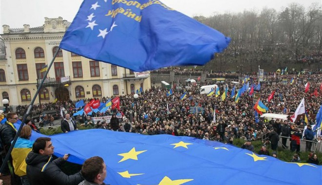Tensiuni în Ucraina. Poliția a intrat în forță în manifestanți - manifest-1386748937.jpg