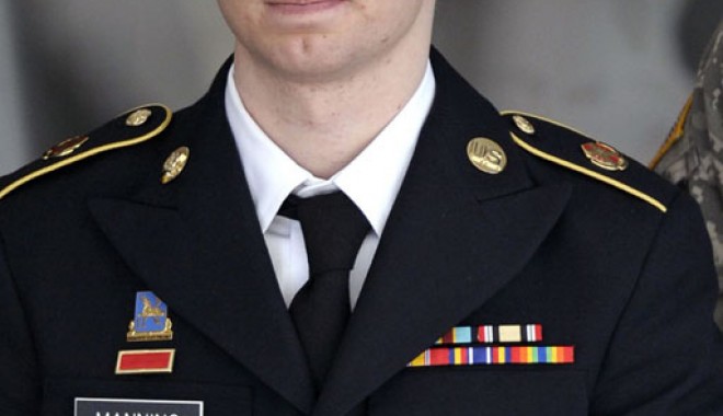 Câți ani de închisoare cer procurorii pentru Bradley Manning - manning-1377008095.jpg